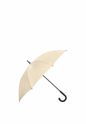 Beżowy parasol otwarty z czarną, zakrzywioną rączką i trzonkiem, przedstawiony na białym tle.