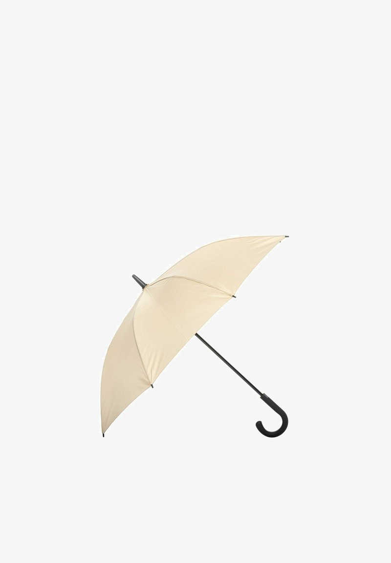 Beżowy parasol otwarty z czarną, zakrzywioną rączką i trzonkiem, przedstawiony na białym tle.