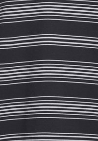 Tessuto blu navy con strisce bianche orizzontali, caratterizzato da una texture liscia e un motivo uniforme su tutta la superficie. Materiale a maglia resistente.