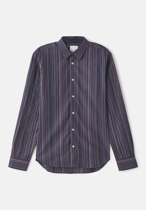 Camisa de mangas longas listada em azul escuro com riscas verticais em vermelho, laranja e roxo. Apresenta um colarinho abotoado e botões brancos.