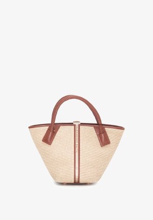 Borsa tote beige intrecciata con manici intrecciati marroni e rifiniture, con striscia verticale con marchio al centro frontale.