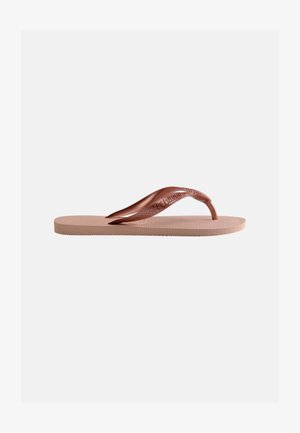 Infradito singolo in gomma rosa con superficie del piede strutturata e ampia fascia a forma di Y su sfondo bianco semplice.