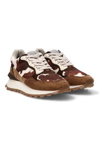 Zapatillas de deporte de diseño retro en marrón y blanco, con parte superior de ante y textil, suela de goma y cordones beiges.