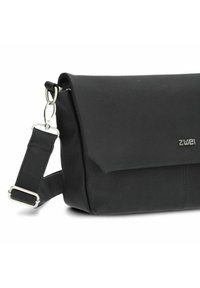 Borsa a spalla in pelle nera con pattina superiore, tracolla regolabile, hardware in argento, texture liscia e dettaglio del logo in rilievo.