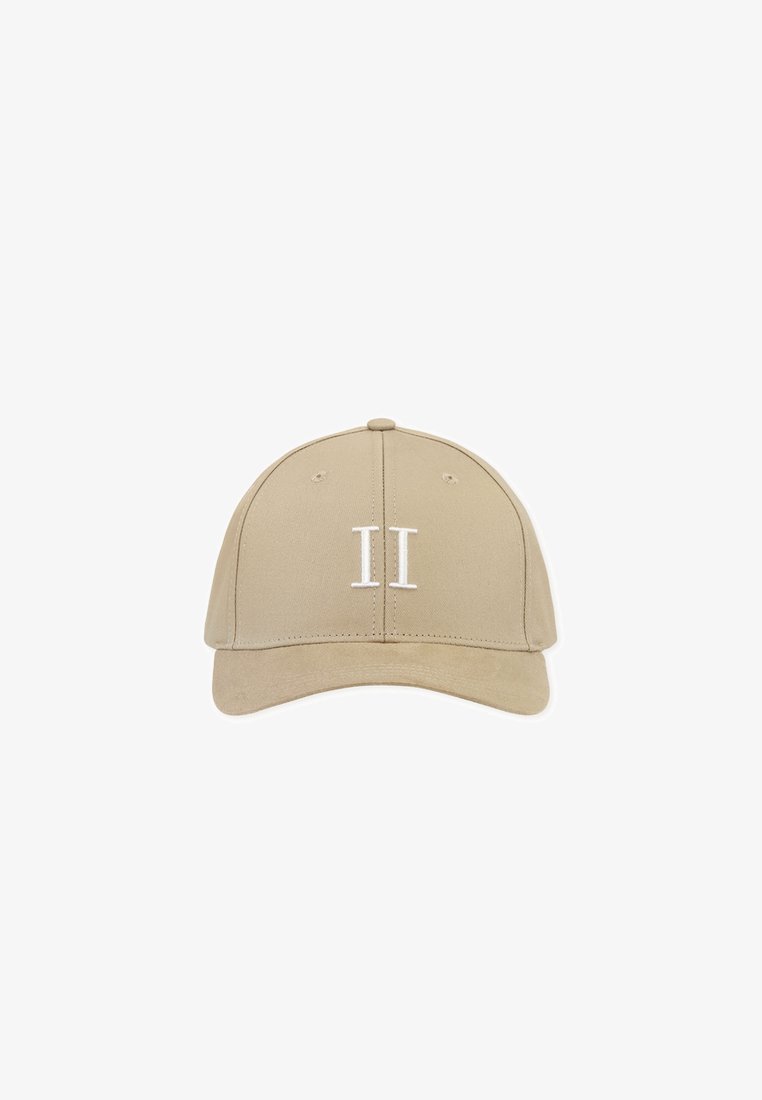 Bežna bejzbolska kapa z belim izšitým logotipom "II" spredaj, strukturiran dizajn, mehak material in ukrivljen rob. Dve prezračevalni odprtini na vrhu.