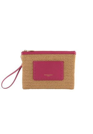 Petite pochette tissée beige avec une bride de poignet en cuir rose, un bord rose et une poche avant rose avec lettrage doré.
