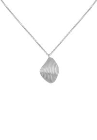 Collana d'argento con un pendente intrecciato e texturizzato con scanalature, appeso a una delicata catena, che crea un design moderno e fluido.