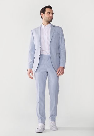 Lyseblå pinstriped dress med tilpasset passform, med en ensfarget jakke, bukser med flat front og en hvit skjorte med knapper.