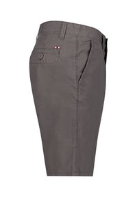 Shorts di cotone grigi con una tasca posteriore con bottone, vita piegata e cuciture a contrasto. Presentano una piccola accentuazione del logo vicino alla tasca.