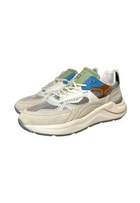 Sneakers leggeri con una combinazione di suede grigio e mesh, arricchiti da dettagli blu, verdi e marroni. Design con suola bianca spessa.