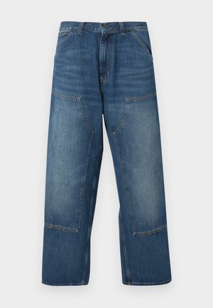 Jean en denim bleu à jambes larges avec de grandes poches plaquées sur les zones des cuisses avant et une fermeture à bouton à la taille.