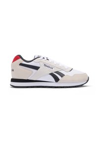 Reebok-Sneaker mit einem weißen, schwarzen und beigen Design. Wildleder- und synthetisches Material mit Logos und einem roten Fersenakzent.