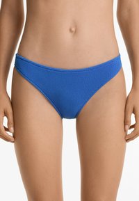 Modro dno bikinija z teksturirano blago, nizkim rezom in širokimi stranmi. Ima brezšivno zasnovo za gladek izgled.