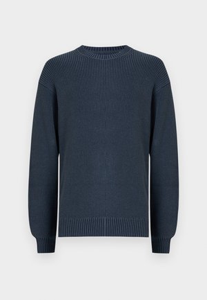Maglione blu scuro a girocollo lavorato a maglia con maniche lunghe e polsini e orlo a coste su sfondo semplice.