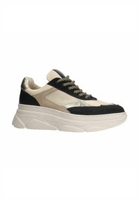 Chunky sneaker met een mix van beige, zwart en metallic gouden accenten. Heeft een gestructureerde bovenkant, mesh panelen en een dikke witte zool.