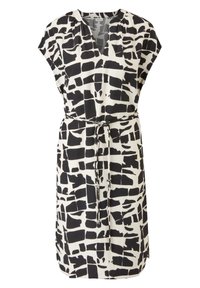 Černobílé šaty s vzorem, výstřihem do V, krátkými rukávy a páskem v pase. Tkanina má hladkou texturu a nepravidelné geometrické tvary.