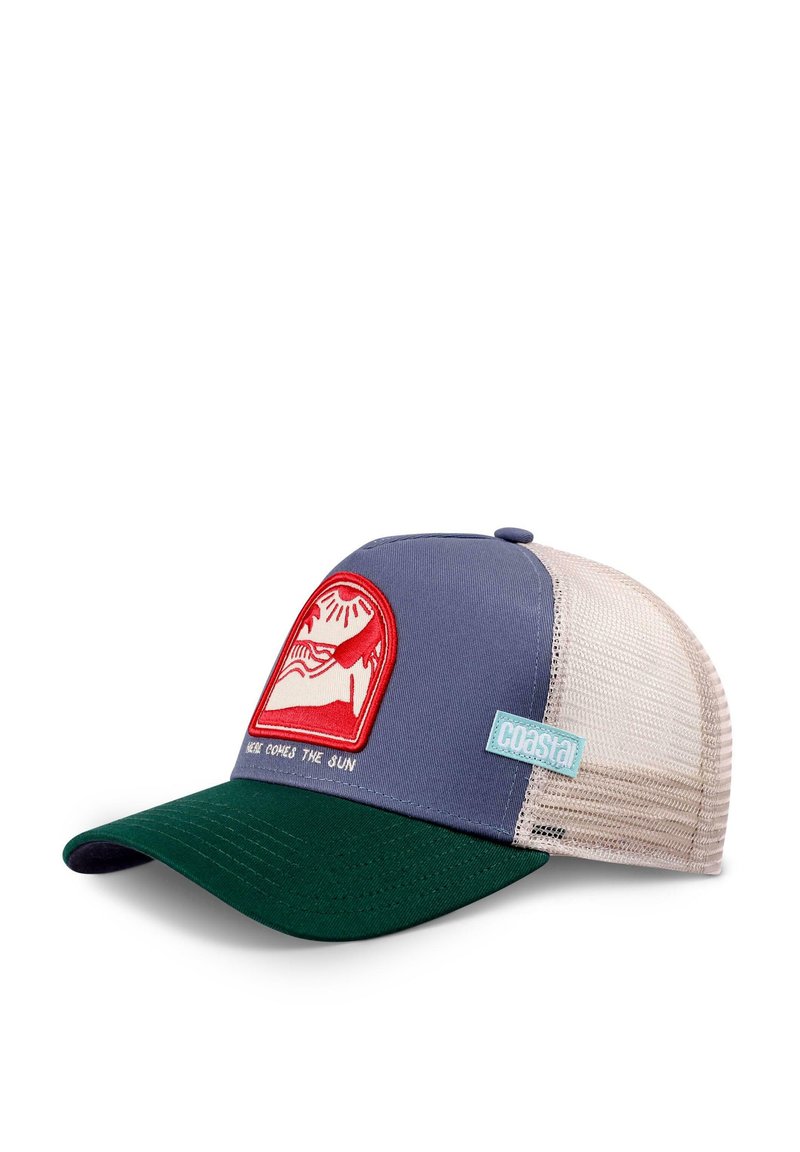 Căciulă de șofer cu fața albastră, vizieră verde și spate din plasă bej. Prezintă un patch brodat roșu cu un design de soare și munte.
