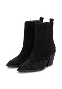 Stivaletti neri in suede con punta affusolata, bordi decorativi a ondulazione e dettagli borchiati sul tacco e sulla punta. Design con tacco a blocco.