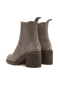 Stivaletti in suede marrone con tacco a blocco chunky, pannelli elastici ai lati e linguette sul retro per una facile calzata.