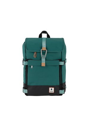 Türkis-schwarzer Rucksack mit Klappenverschluss, Metallriegel und verstellbaren Trägern. Verfügt über einen strukturierten Stoff und ein Logopatch am Boden.