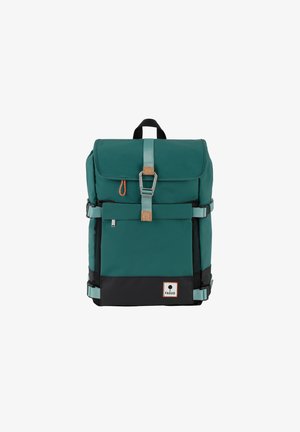 Teal en zwarte rugzak met een klep sluiting, metalen gespsluiting en verstelbare schouderbanden. Bevat een textuurstof en een logo patch aan de onderkant.