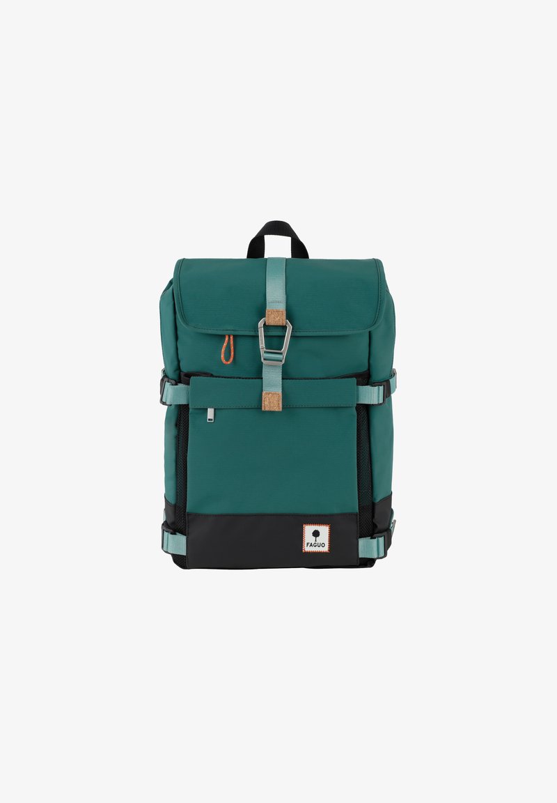 Zaino teal e nero con chiusura a pattina, fibbia in metallo e spallacci regolabili. Presenta un tessuto testurizzato e un'etichetta con logo nella parte inferiore.