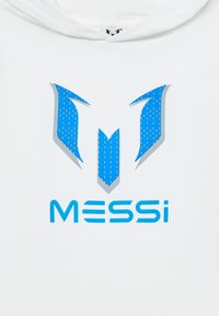 Haut à capuche blanc avec un design de logo bleu et gris aux formes angulaires. "MESSi" est imprimé en lettres bleues en gras sous le logo.
