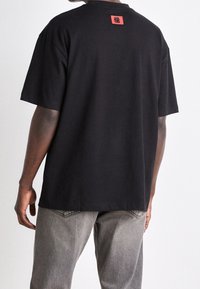 HUGO Triko s potiskem - black