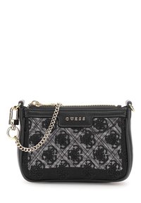Borsa nera con texture trapuntata e motivi floreali, tracolla in catena dorata e logo "GUESS" sul davanti. Chiusura con zip.