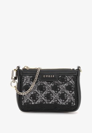 Črna torbica z quiltastim vzorcem in cvetličnimi motivi, z zlatim verižnim usnjem in blagovno znamko "GUESS" spredaj. Zadrga za zapiranje.