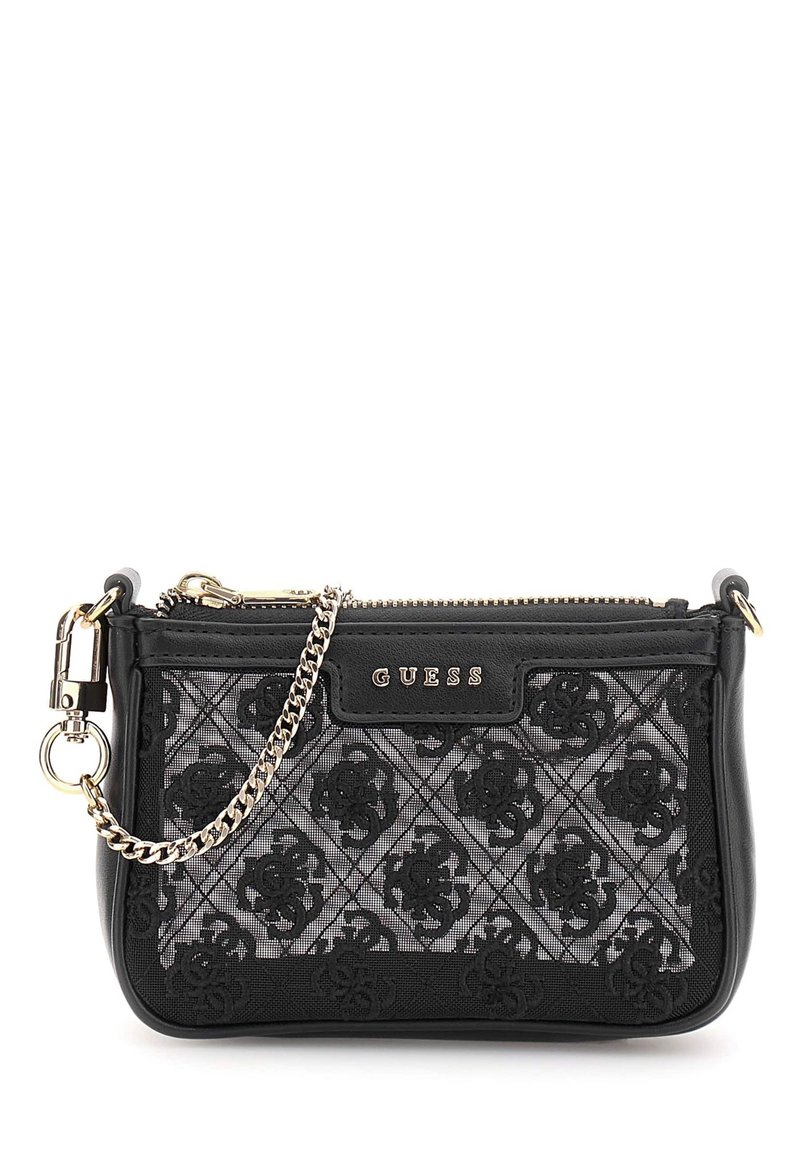 Borsa nera con texture trapuntata e motivi floreali, tracolla in catena dorata e logo "GUESS" sul davanti. Chiusura con zip.