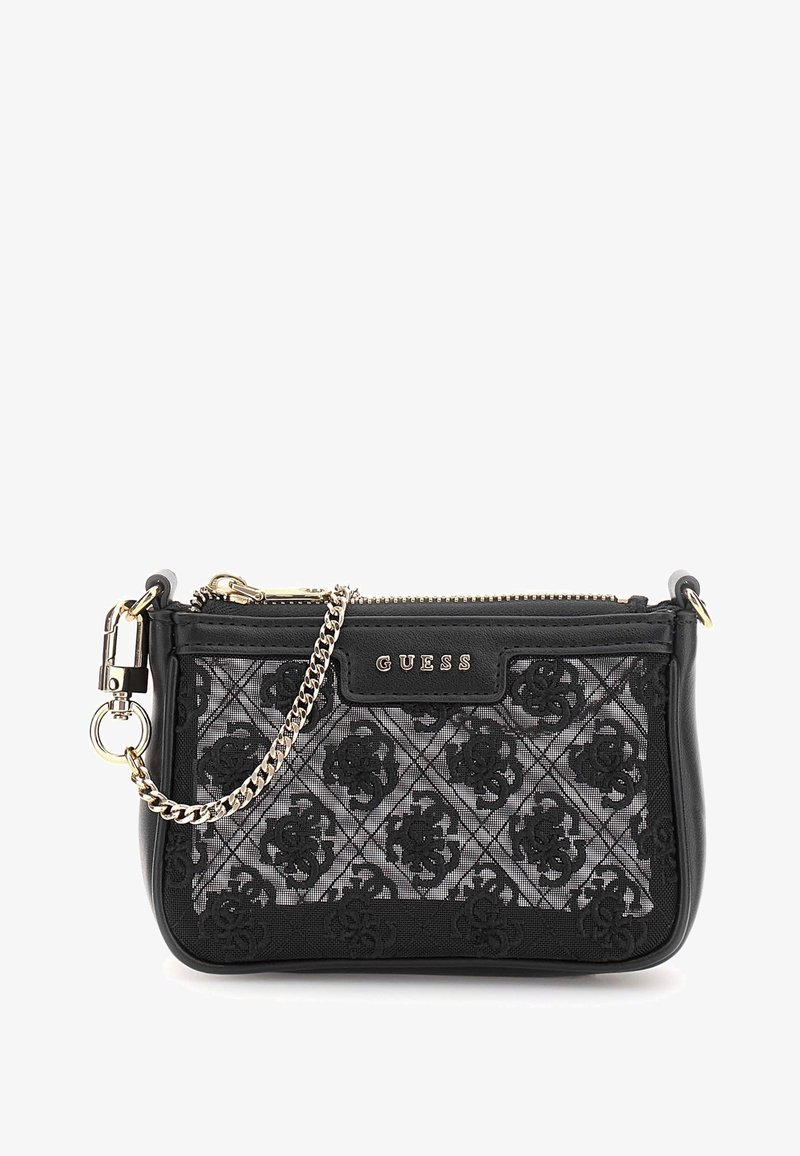 Zwarte handtas met een gequiltte textuur en bloemmotieven, gouden kettingenhengsel en het merklogo "GUESS" aan de voorkant. Ritsluiting.