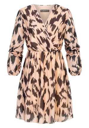Krátky rukáv, zavinovací šaty v svetlo broskyňovej farbe s tmavohnedým abstraktným vzorom. Zosnulý pás a jemná, splývavá látka.