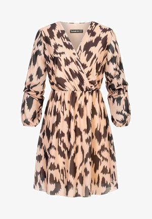 Krátký rukáv, zavinovací šaty v světle broskvové barvě s tmavě hnědým abstraktním vzorem. Mají shromážděný pas a jemnou, splývavou tkaninu.