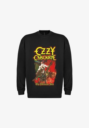 Mustissa collegepaidoissa on värikäs "Ozzy Osbourne" -teksti, fantasiataidetta naisesta ja hirviöstä, sekä "The Ultimate Sin" -otsikko alareunassa.