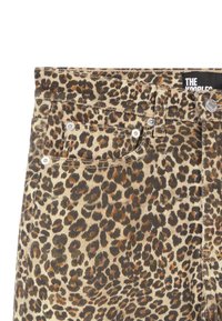 Jeans de mezclilla de estampado de leopardo con una cintura alta, bolsillos frontales, cierre de botón plateado y tejido texturizado en tonos marrones y beiges.
