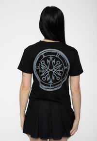Paradiso Clothing BRING ME THE HORIZON METAL LOGO GENXSIS CROP  - Print T-shirt - black