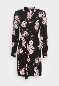 Abito nero floreale con maniche lunghe, che presenta rose rosa e foglie verdi, una chiusura con bottoni sul davanti e una cintura in vita per una silhouette aderente.