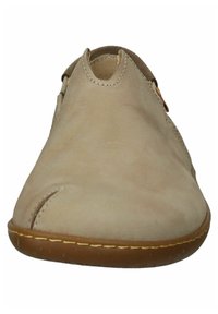 Beżowe skórzane buty slip-on z zaokrąglonym noskiem, przeszyciami oraz brązową gumową podeszwą; posiadają małe otwarcie na górze.