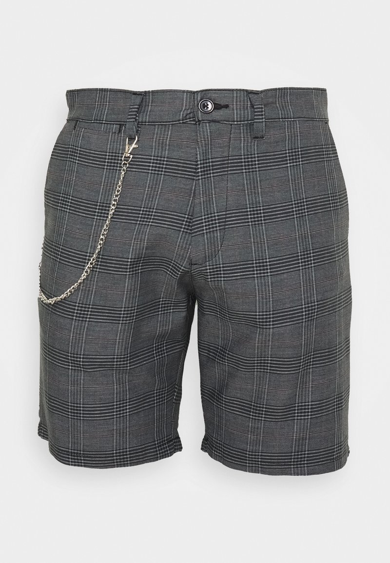 Shorts à carreaux gris avec passants pour ceinture, bouton à l'avant, braguette zippée, poches latérales et une chaîne argentée attachée à la poche gauche.