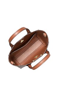 Borsa in pelle marrone, con forma ovale, dotata di due manici e un interno liscio e non foderato con accenti in metallo bronzato.