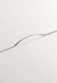 Pulsera de plata con un centro de barra curvada en una cadena enlazada. Acabado suave y pulido con un brillo sutil.