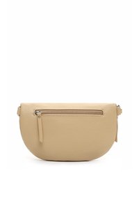 Borsa a tracolla in pelle beige con forma arrotondata, tasca frontale con zip e finitura testurizzata. Presenta un manico corto e un pon-pon decorativo.
