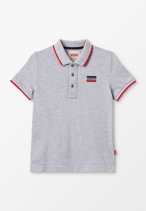 Hellgraues Polohemd mit kurzen Ärmeln, drei Knöpfen, rotem Rand am Kragen und an den Ärmeln sowie einem kleinen Levi's-Logo auf der Brust.