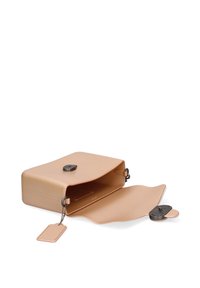 Lichtbeige leren tas met een rechthoekige vorm, ronde hoeken, een magnetische sluiting en een binnenzak. Inclusief een afneembare tag.