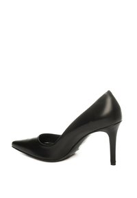 Scarpa con tacco alto in pelle nera, con punta affusolata e sottile tacco a stiletto. Texture liscia e silhouette elegante. Design aperto ai lati.