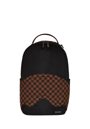 Zaino nero con una sezione inferiore a scacchi marroni, base arrotondata e chiusura a doppia zip. Realizzato in tessuto resistente per l'uso quotidiano.