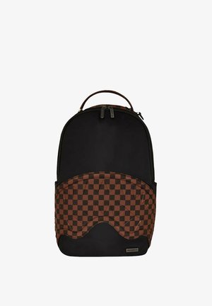 Zaino nero con una sezione inferiore a scacchi marroni, base arrotondata e chiusura a doppia zip. Realizzato in tessuto resistente per l'uso quotidiano.