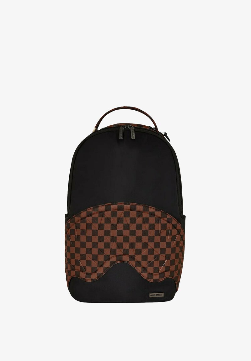 Zaino nero con una sezione inferiore a scacchi marroni, base arrotondata e chiusura a doppia zip. Realizzato in tessuto resistente per l'uso quotidiano.