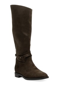 Bota de ante marrón hasta la rodilla con una textura suave, suela plana y una correa decorativa con una hebilla de metal alrededor del tobillo.
